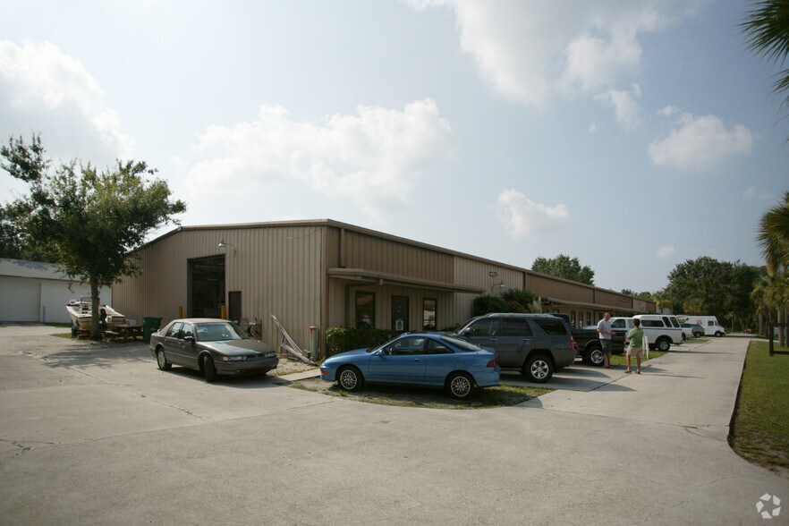 More Photos Of 1481 Market Cir, Port Charlotte Warehouse For Lease