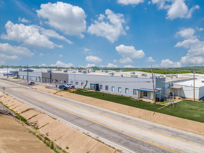 More Photos Of 338 Cliff Dr, Graham Manufacturing For Lease