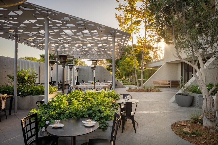 More Photos Of 2051 Palomar Airport Rd, Carlsbad Research And Development For Lease