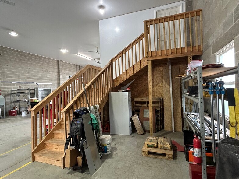 More Photos Of 819 Maple Ave, Hamilton Light Manufacturing For Sale