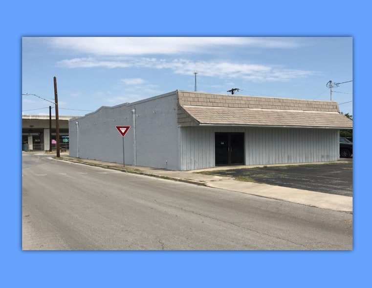 Primary Photo Of 819 S Laredo St, San Antonio Warehouse For Lease