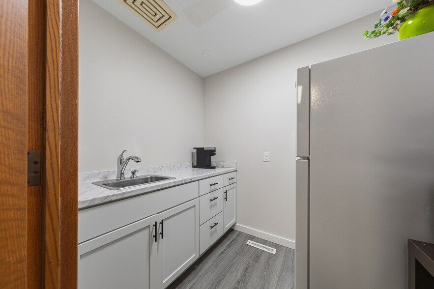 More Photos Of 152 E Pearl St, Owatonna Office For Sale