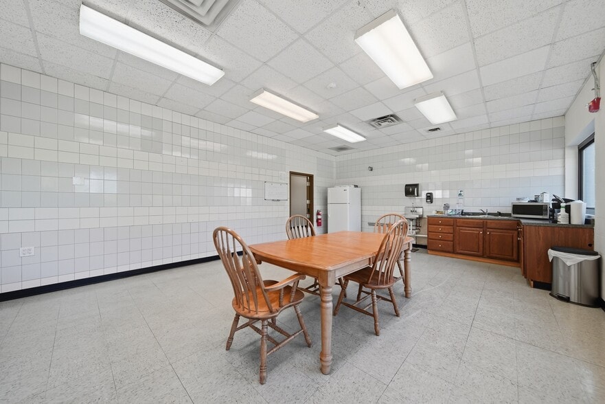 More Photos Of 141 Sanborn Rd, Tilton Flex For Sale