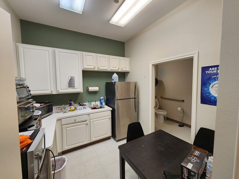 More Photos Of 300-320 E Edgewood Dr, Friendswood Medical For Lease