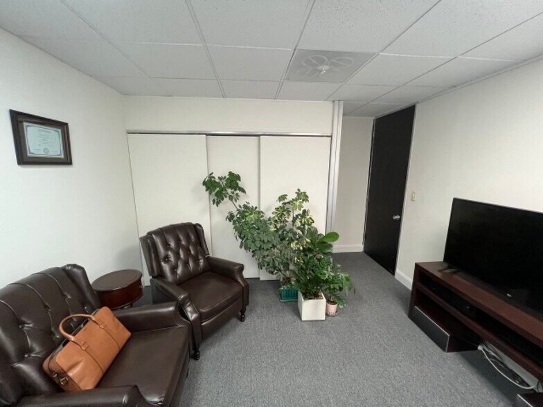 More Photos Of 1877 Orchard Lake Rd, Sylvan Lake Medical For Sale