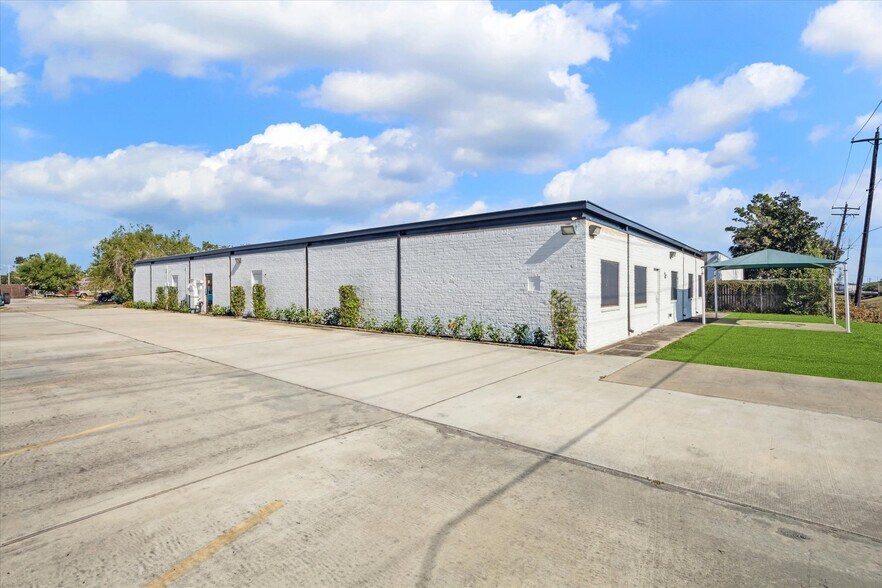 More Photos Of 16610 Sea Lark Rd, Houston Office For Lease