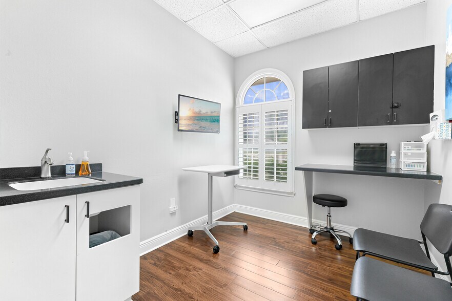 More Photos Of 4701 Manatee Ave, Bradenton Medical For Sale