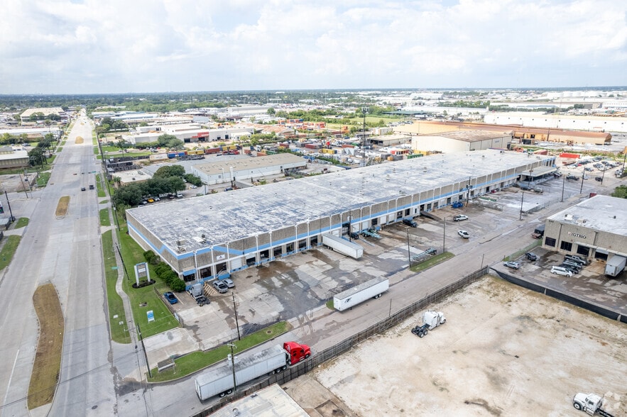 More Photos Of 8451 Market St, Houston Distribution For Lease