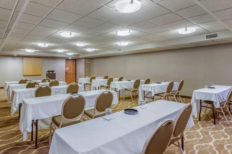 More Photos Of 525 N Canal Rd, Lansing Hotel For Sale