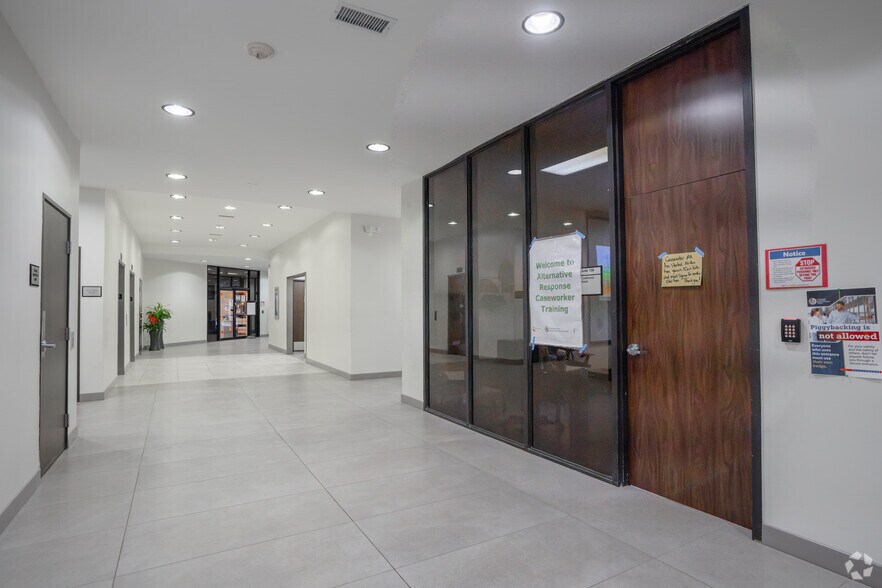 More Photos Of 1200 E Copeland Rd, Arlington Office For Lease