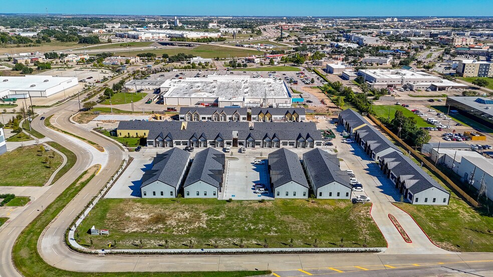 More Photos Of 1325 Main St, Katy Office For Lease