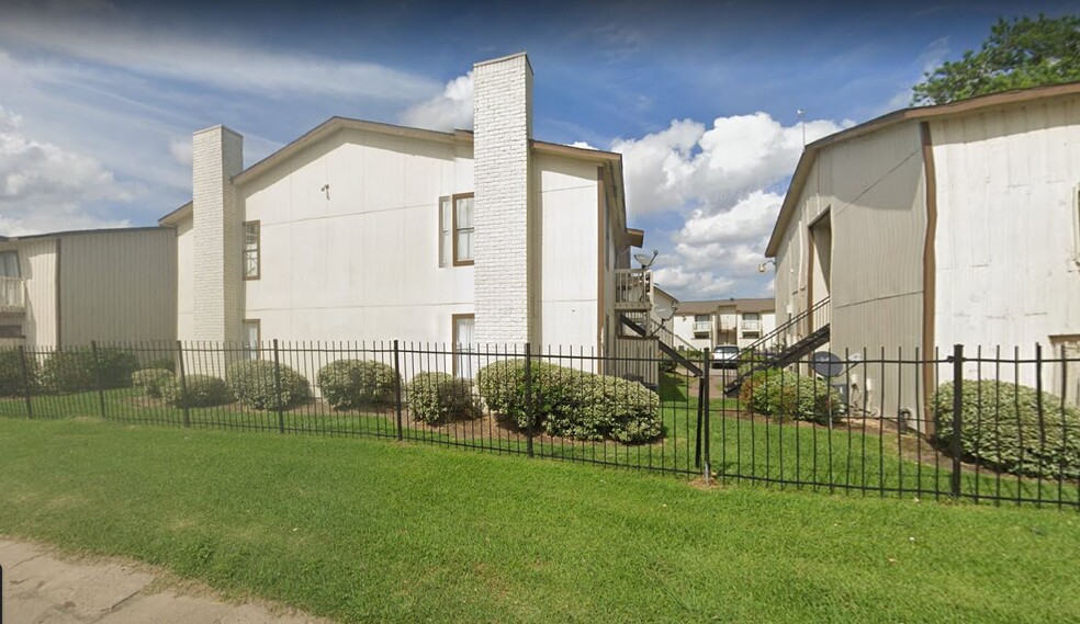 Primary Photo Of 10202 Club Creek Dr, Houston Multifamily For Sale