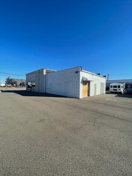 More Photos Of 456 E 14 Mile Rd, Madison Heights Freestanding For Lease