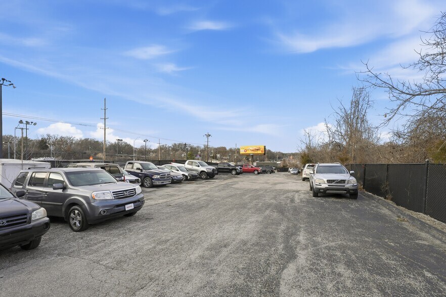 More Photos Of 3925 N Oak, Kansas City Auto Dealership For Sale