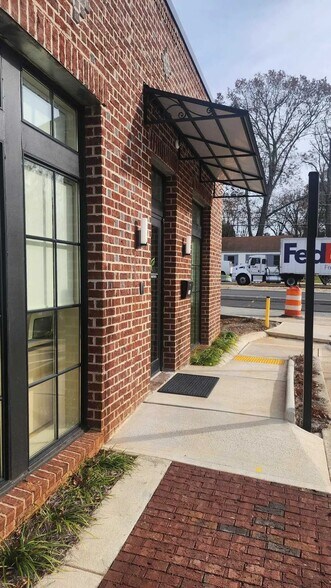 More Photos Of 363 S Main St, Alpharetta Freestanding For Lease