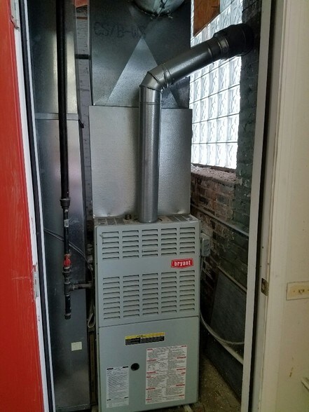 More Photos Of 3130-3136 W Chicago Ave, Chicago Showroom For Sale