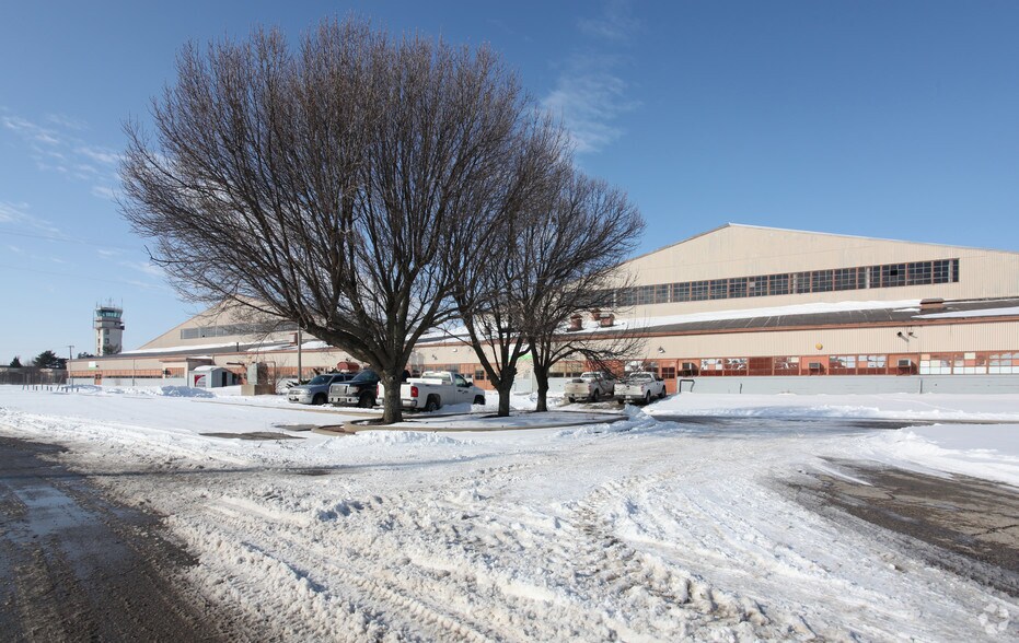 More Photos Of 15360 Hangar Rd, Kansas City Airplane Hangar For Lease