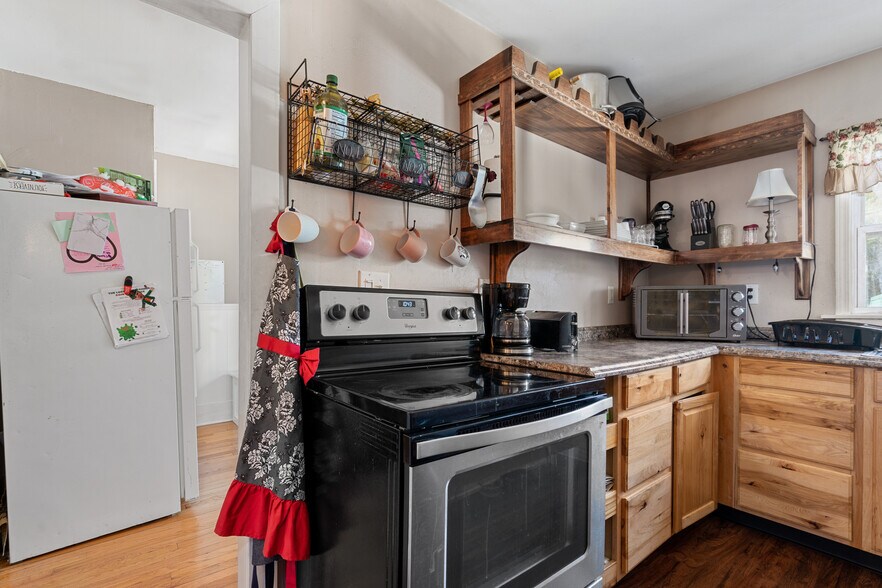 More Photos Of 13 Park Ave, Hadley Restaurant For Sale