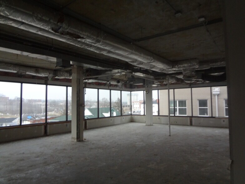 More Photos Of 515 E High St, Jefferson City Office For Sale