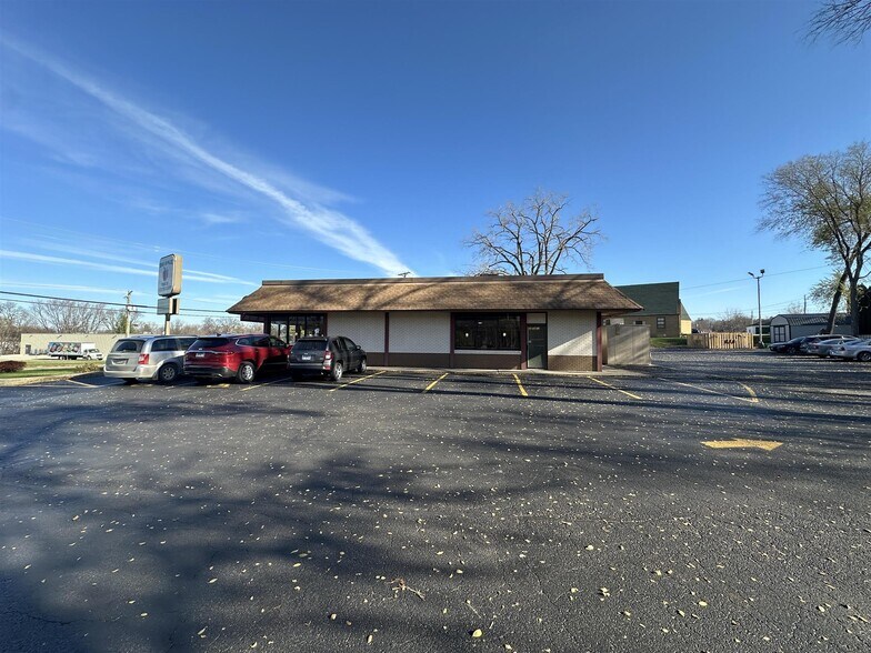 More Photos Of 1427 W Galena Ave, Freeport Freestanding For Sale