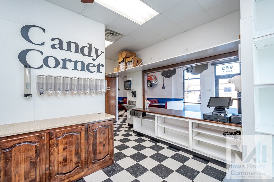 More Photos Of 955 29th Ave, Marion General Retail For Lease