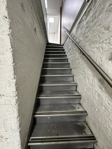 More Photos Of 97 Rue Raymond Losserand, Paris Flex For Lease