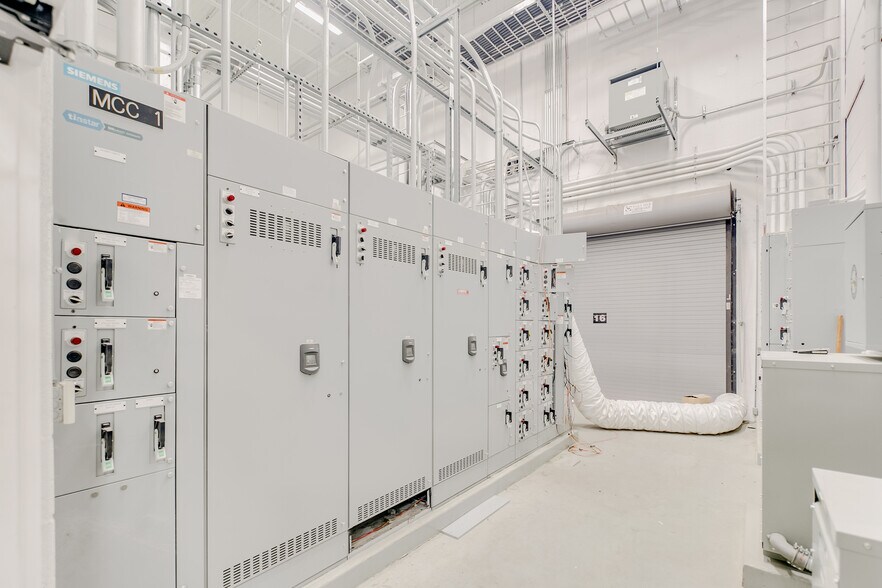 More Photos Of 1 Corporate Woods Dr, Bridgeton Distribution For Sale