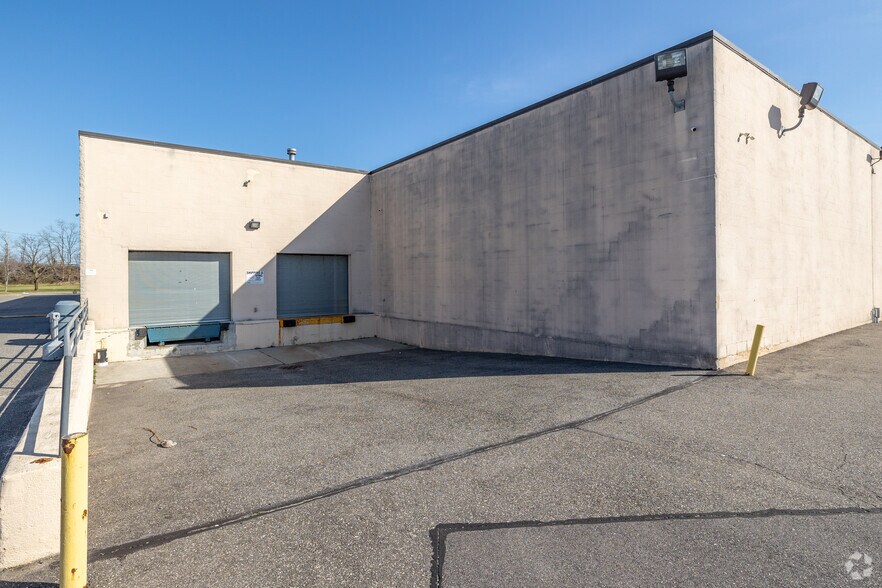 More Photos Of 60 Executive Blvd, Farmingdale Manufacturing For Sale