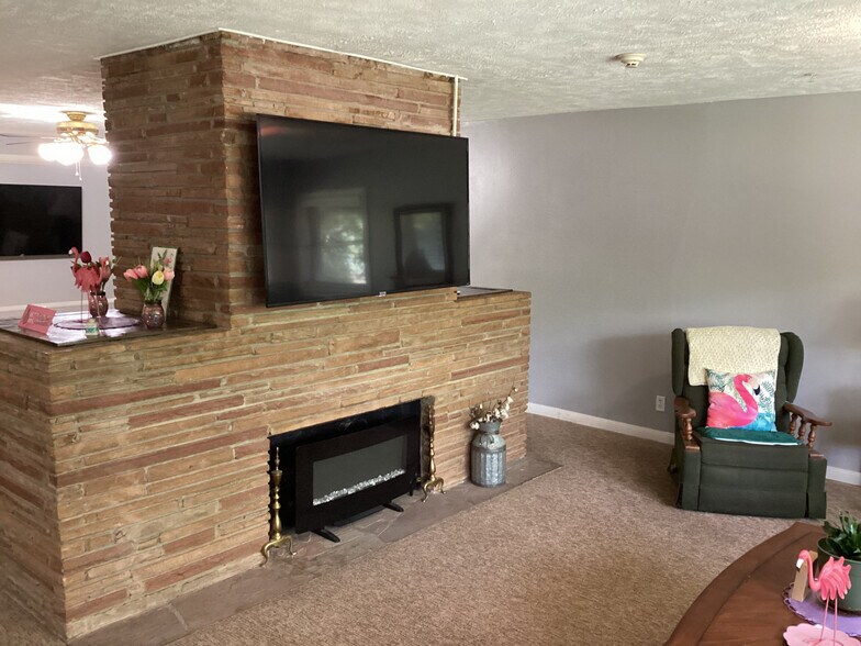 More Photos Of 302 Conroe Dr, Conroe Assisted Living For Sale