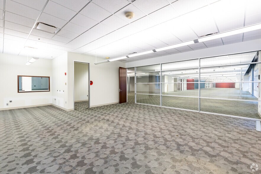 More Photos Of 599 Lake Kathy Dr, Brandon Office For Sale