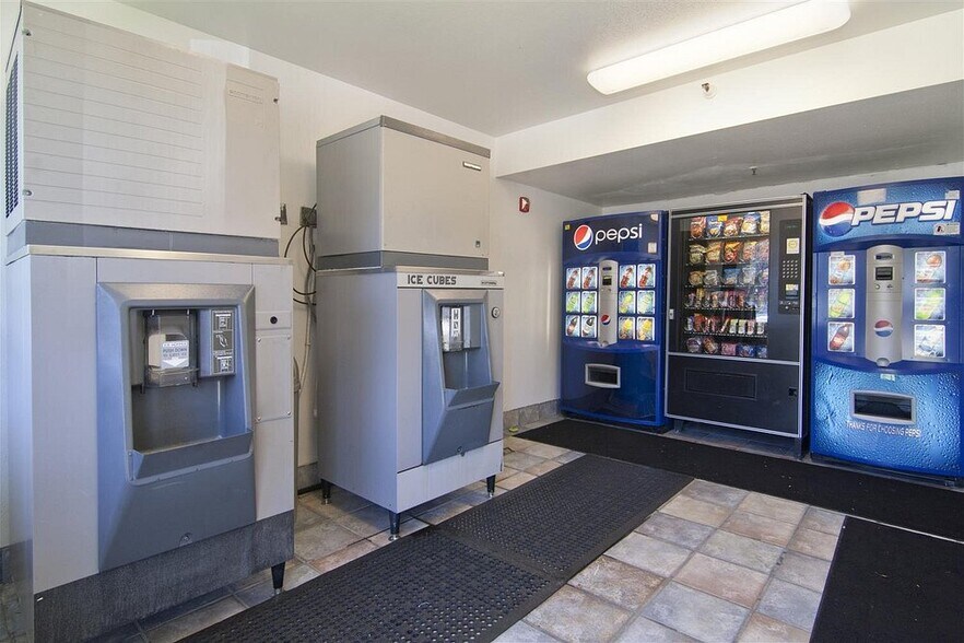 More Photos Of 2300 Cleveland Ave N, Saint Paul Hotel For Sale