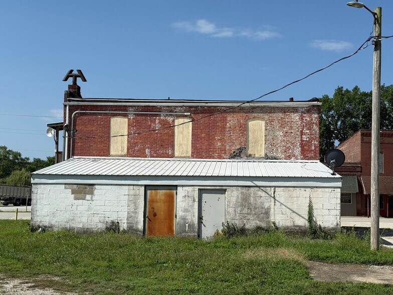 More Photos Of 107 W Main St, Coffeen Storefront Retail Residential For Sale