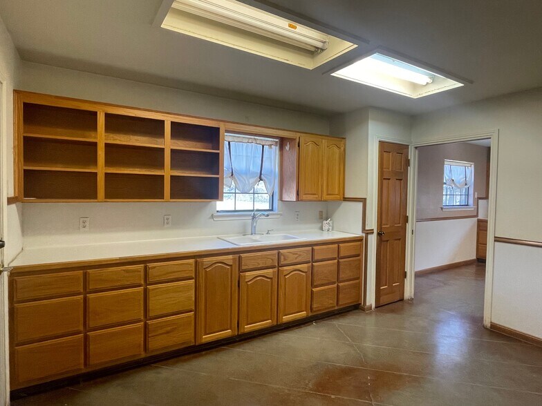 More Photos Of 1312 N US Highway 281, Lampasas Healthcare For Sale