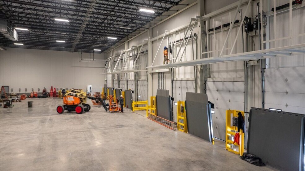 More Photos Of 2100 Smithtown Ave, Ronkonkoma Refrigeration Cold Storage For Lease