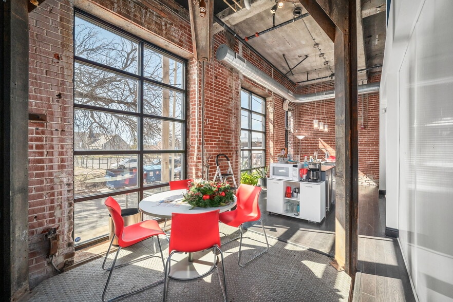 More Photos Of 3016 Locust St, Saint Louis Loft Creative Space For Lease