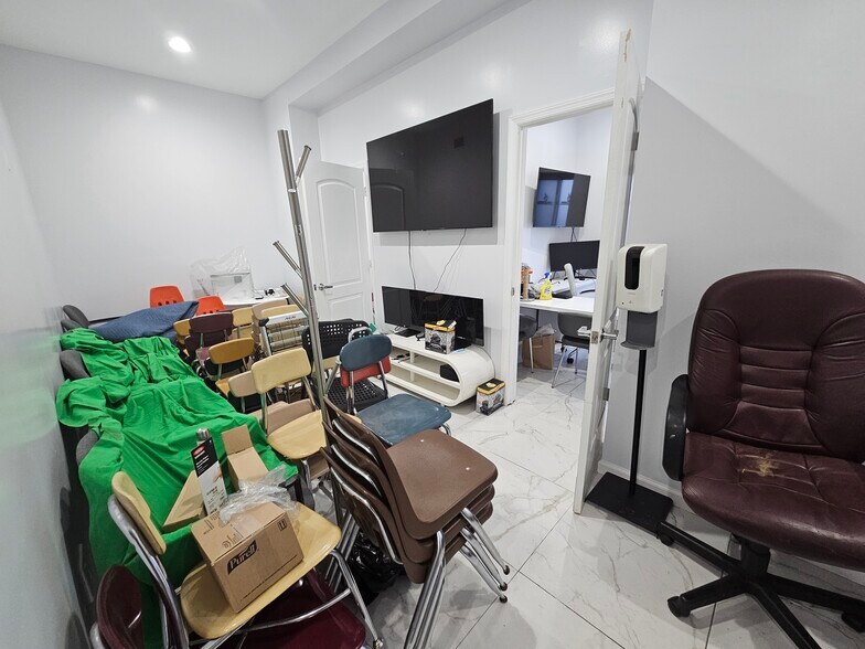 More Photos Of 3526 31st St, Astoria Flex For Lease