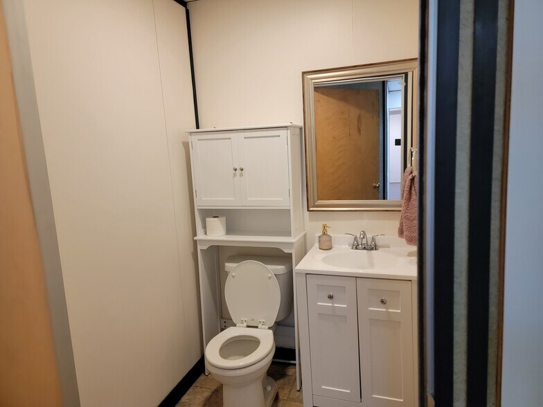 More Photos Of 1552 Quinn St, Prince George General Retail For Lease