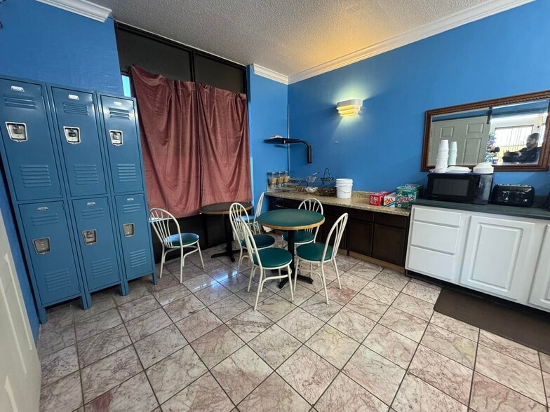 More Photos Of 990 Maple St, Russell Springs Hotel For Sale