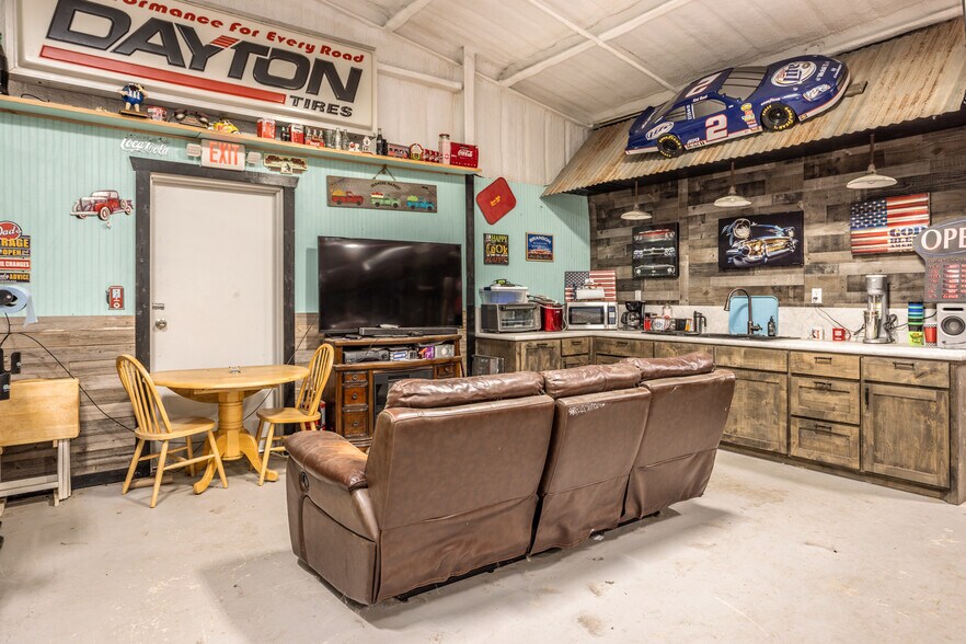 More Photos Of 59 Shawnee Trl, Whitesboro Showroom For Sale