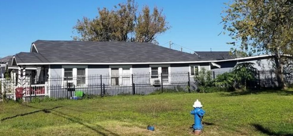 More Photos Of 2106 West St, Houston Apartments For Sale