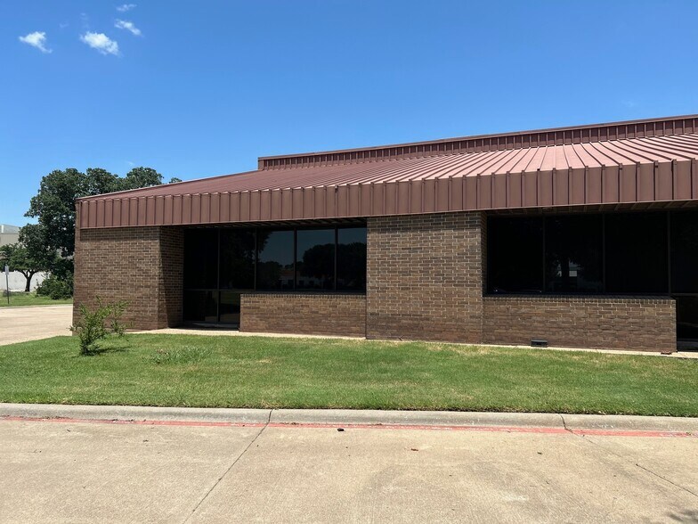 More Photos Of 817 Greenview Dr, Grand Prairie Showroom For Lease