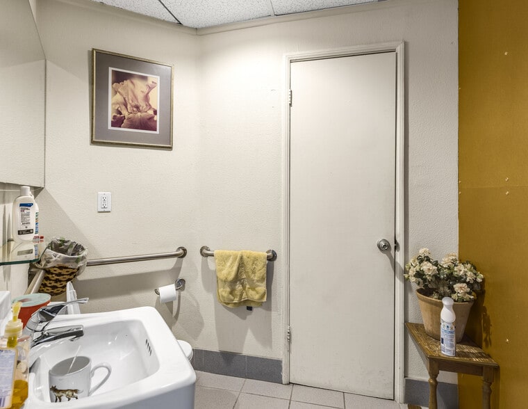 More Photos Of 201 N Indian Canyon Dr, Palm Springs Storefront Retail Office For Sale