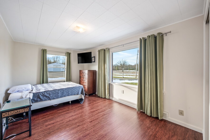 More Photos Of 4085 / 4086 State Route 422, Southington Showroom For Sale