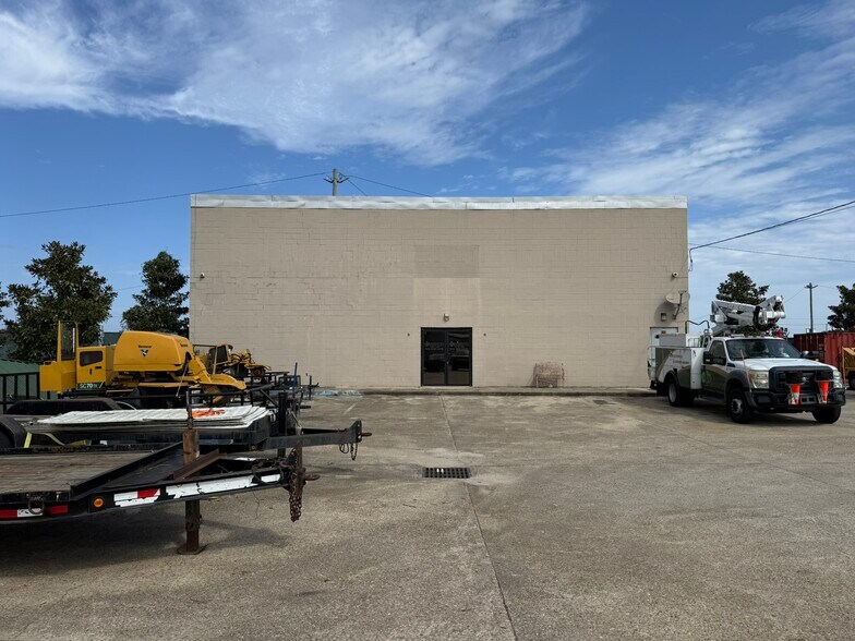 More Photos Of 96 W 27th St, Kenner Industrial For Sale