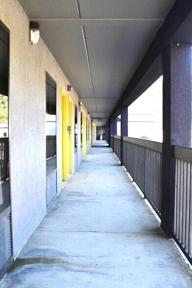 More Photos Of 2075 Highway 192 W, London Hotel For Sale