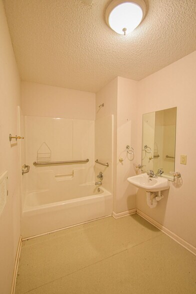 More Photos Of 182 Roberts St W, Salley Medical For Sale