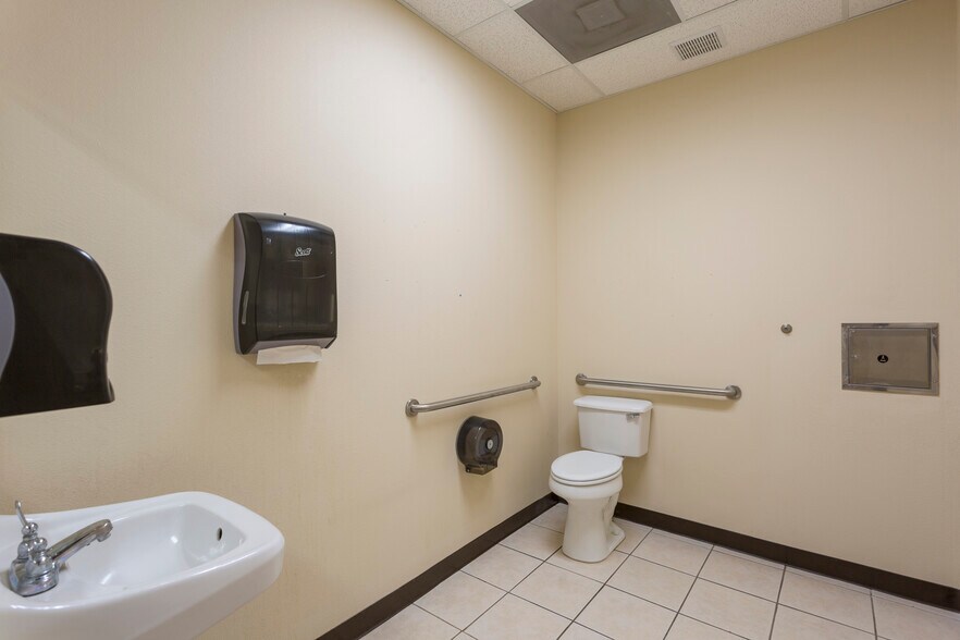 More Photos Of 1022 E Griffin Pky, Mission Medical For Sale