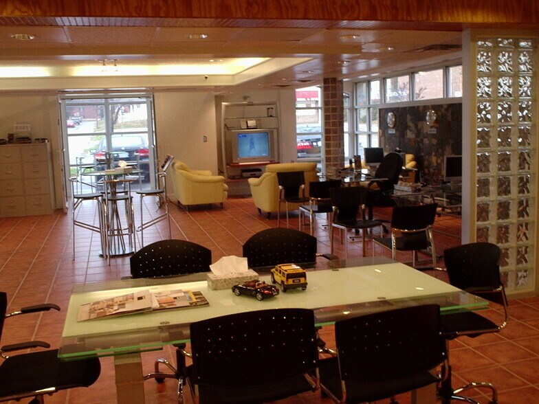 More Photos Of 1109-1111 Westport Rd, Kansas City Auto Dealership For Sale