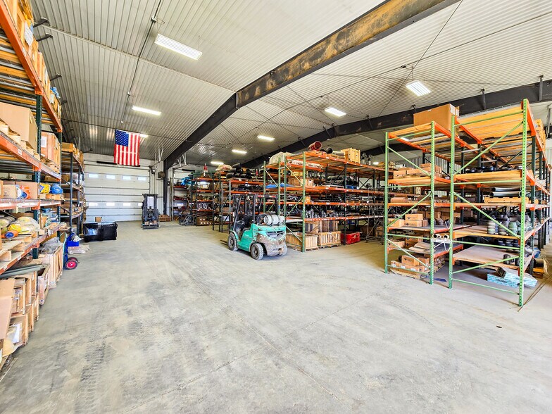 More Photos Of 509 Well St, Williston Warehouse For Lease