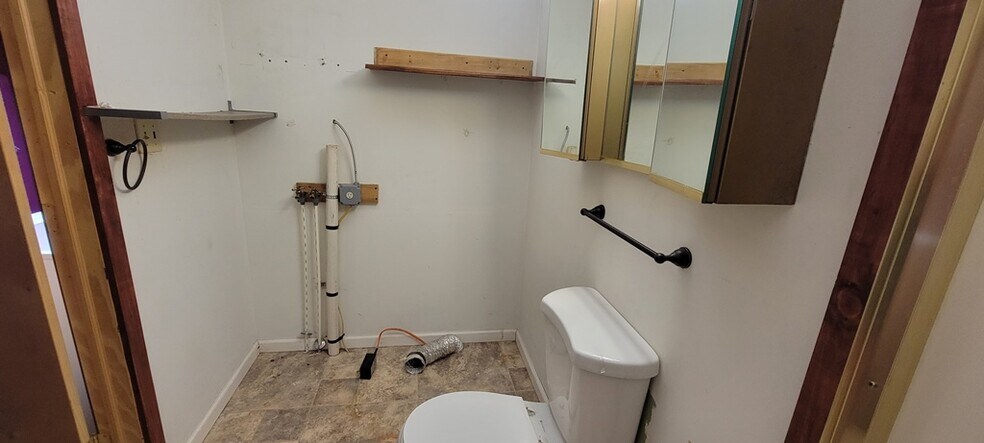 More Photos Of 325 N Main St, Liberty Flex For Lease